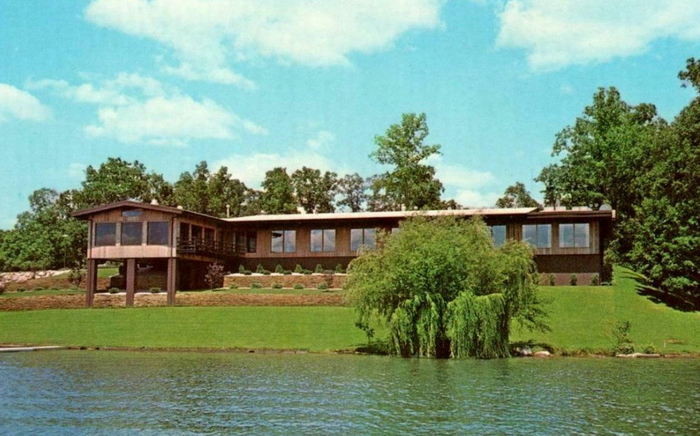 Lakewood Inn - Old Postcard And Promos (newer photo)